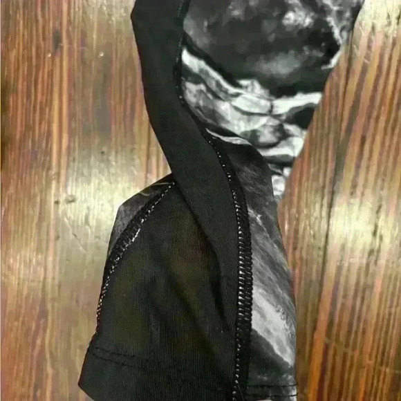 Lululemon High Times Peek A Boo Black White Leggings Sz 2 - Picture 4 of 6